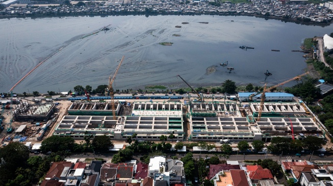 Foto udara proyek pembangunan Pengelolaan Air Limbah Domestik atau Jakarta Sewerage Development Project (JSDP) Zona 1 di kawasan Pluit, Jakarta, Kamis (12/6/2025). [ANTARA FOTO/Sulthony Hasanuddin/bar]