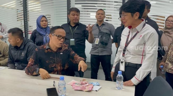 Wakil Menteri Ketenagakerjaan Immanuel Ebenezer mengeluarkan kocek pribadi untuk menebus ijazah dua sekuriti mantan karyawan PT Virtus Facility Services. Perusahaan meminta tebusan agar dokumen pribadi tersebut bisa dikembalikan. (Suara.com/Novian)