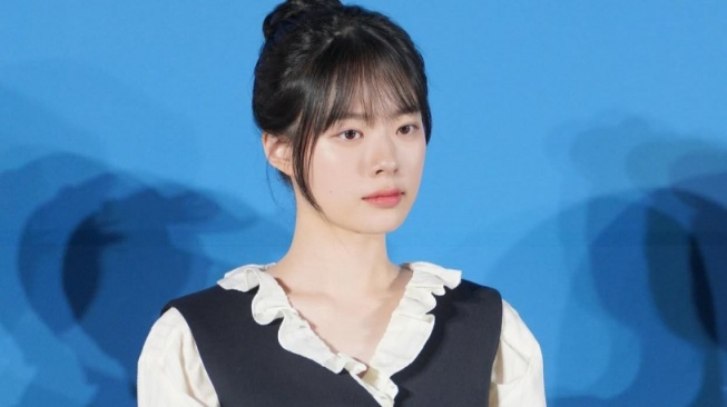 4 OOTD Manis ala Lee Jae In yang Bikin Gaya Makin Menawan