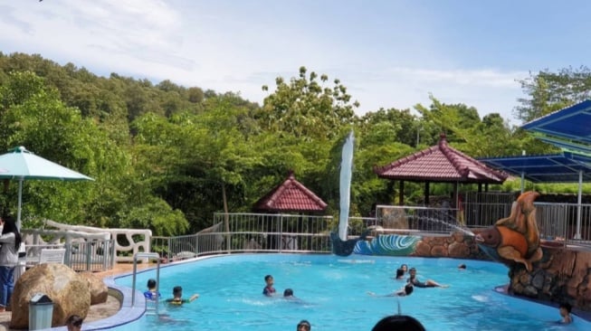Taman Wisata Lembah Wilis, Rasakan Sensasi Berenang dengan View Alam yang Cantik