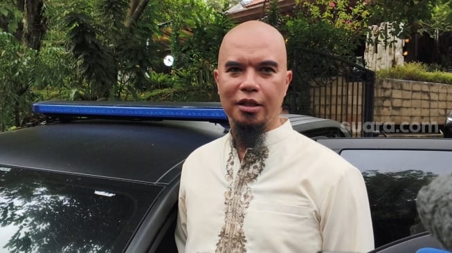 Ahmad Dhani mengaku menangis saat mengikuti acara siraman jelang pernikahan putra sulungnya, Al Ghazali di kediamannya di kawasan Pondok Pinang, Jakarta Selatan, Sabtu (14/6/2025).[Adiyoga Priyambodo/Suara.com]