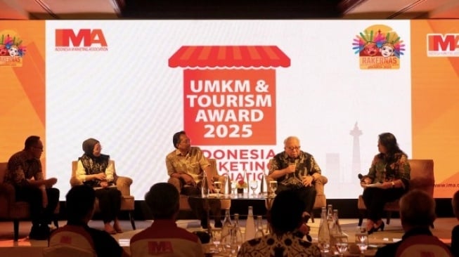 Sesi talkshow dalam acara Rakerna IMA 2025 dengan tema "Pemasaran Menembus Ekspor” yang digelar Sabtu (14/05) di Shangri-La Hotel, Jakarta. Dari kiri ke kanan: VP SME and Entrepreneurship IMA, Erik Hidayat; Owner Cokelatin Signature sekaligus pemenang IMA UMKM Awards 2024, Irena Surosoputra; Deputi Bidang Usaha Menengah Kementerian UMKM, Bagus Rachman; Ketua Umum Gabungan Perusahaan Ekspor Indonesia, Benny Soetrisno; dan Ida Sigalinggung selaku moderator.