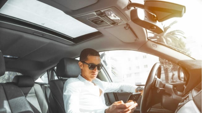 7 Rekomendasi Mobil Rp300 Jutaan dengan Sunroof: Mewah Budget Irit!