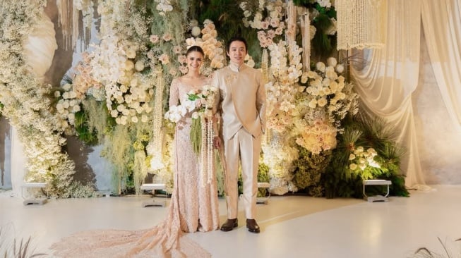 Gelar Resepsi, Amanda Rawles Tampil Anggun Berkebaya