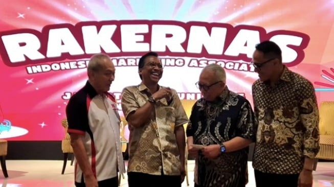 Sesi foto bersama saat pembukaan Rapat Kerja Nasional (Rakernas) IMA 2025 yang digelar Sabtu (14/6) di Shangri-La Hotel, Jakarta. Dari kiri ke kanan: President IMA, Suparno Djasmin; Deputi Bidang Usaha Menengah Kementerian UMKM, Bagus Rachman; Ketua Umum Gabungan Perusahaan Ekspor Indonesia, Benny Soetrisno dan VP SME and Entrepreneurship IMA, Erik Hidayat