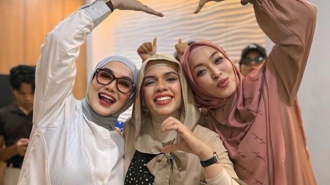 Reza Artamevia, Geni Faruk, dan Angelina Sondakh bahagia Aaliyah Massaid melahirkan. [Instagram/@angelinasondakh09]