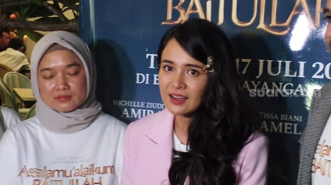 Michelle Ziudith dan Hadrah Daeng Ratu di acara perkenalan film Assalamualaikum Baitullah di kawasan MH Thamrin, Jakarta Pusat, Jumat (13/6/2025). [Adiyoga Priyambodo/Suara.com]