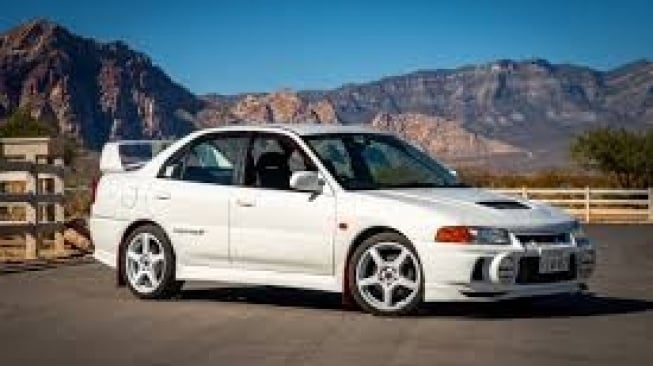 Mitsubishi Lancer Evolution IV. [Dok. OLX]