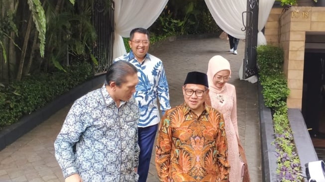 Muhaimin Iskandar alias Cak Imin (batik cokelat) tampak hadir di acara siraman Al Ghazali di kawasan Pondok Indah, Jakarta Selatan, Sabtu (14/6/2025). [Adiyoga Priyambodo/Suara.com]