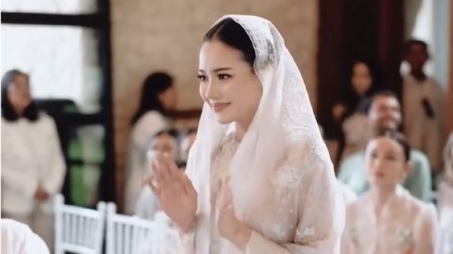 Alyssa Daguise tampak cantik saat acara siraman, jelang pernikahannya dengan Al Ghazali. [Instagram]