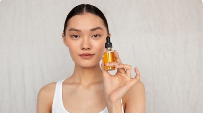 Ilustrasi wanita pakai skincare (Freepik)