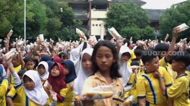 53 Ribu Roti Gratis Dibagikan ke Warga Makassar