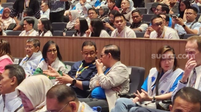 Gubernur DKI Jakarta, Pramono Anung menghadiri kegiatan Jakarta Future Festival di Taman Ismail Marzuki (TIM), Cikini, Jakarta Pusat pada Minggu (15/6/2025). Politisi PDI Perjuangan itu ternyata tak datang sendirian, Pramono terlihat didampingi oleh Gubernur DKI periode 2017-2022, Anies Baswedan. (Suara.com/Fakhri Fuadi)
