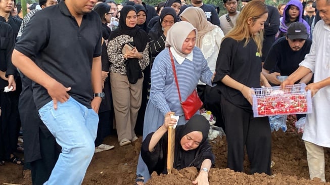 Prosesi pemakaman Gustiwiw di TPU Jati Sari 2, Bekasi, Jawa Barat pada Minggu, 15 Juni 2025. [Suara.com/Tiara Rosana]