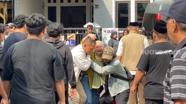 Jenazah Gustiwiw Tiba di Rumah Duka, Pacar Histeris dan Ibu Hampir Pingsan