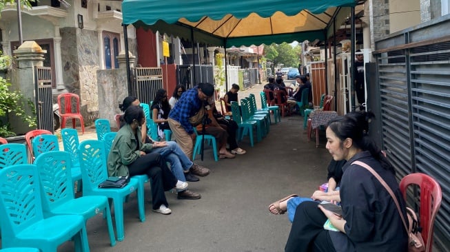 Suasana rumah duka Gusti Irwan Wibowo alias Gustiwiw di kawasan Pondok Melati, Bekasi, Jawa Barat pada Minggu, 15 Juni 2025. [Suara.com/Tiara Rosana]
