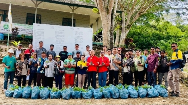 Manajemen PT Dairi Prima Mineral bersama trainer dan peserta pelatihan berfoto seusai pelatihan budidaya kopi di Manjolor, Desa Longkotan, Kabupaten Dairi, Sumatera Utara, Jumat, 13 Juni 2025. Guna mendorong pertumbuhan ekonomi masyarakat Dairi, PT DPM bekerja sama dengan Dinas Pertanian, Ketahanan Pangan dan Perikanan Kabupaten Dairi menggelar pelatihan budidaya kopi selama 2 hari kepada 120 petani kopi di 6 desa, Kecamatan Silima Pungga-Pungga, Kabupaten Dairi, Sumatera Utara. (Istimewa)