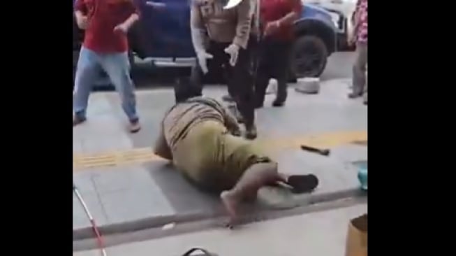 Viral! Razia Brutal Aparat Piting hingga Seret Pengemis Buta: Tongkatku Mana?