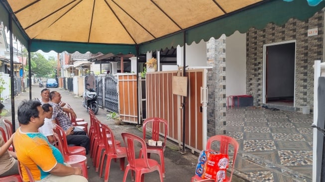 Suasana rumah duka Gustiwiw atau Gusti Irwan Wibowo di Bekasi, Jawa Barat. [istimewa]