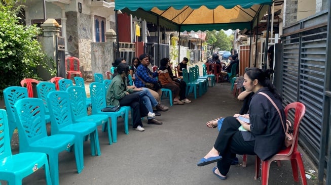 Suasana rumah duka Gusti Irwan Wibowo alias Gustiwiw di kawasan Pondok Melati, Bekasi, Jawa Barat pada Minggu, 15 Juni 2025. [Suara.com/Tiara Rosana]