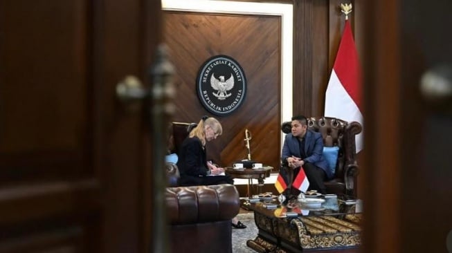 Sekretaris Kabinet (Seskab) Letkol Teddy Indra Wijaya menerima kunjungan Duta Besar Jerman untuk Indonesia, Ina Lepel pada Sabtu (14/6/2026) kemarin. Foto pertemuan Teddy dan Ina Lepel tersebut diunggah melalui akun Instagram, @sekretariat.kabinet. Letkol Teddy mengungkapkan tujuan Ina Lepel berkunjung ke kantor Sekretariat Kabinet. (Foto: Dokomen Seskab)