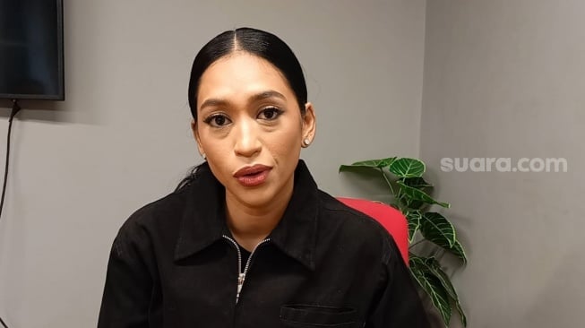 Taskya Namya saat mempromosikan film Hotel Sakura di kantor Suara.com kawasan Kuningan, Jakarta Selatan pada Jumat, 13 Juni 2025. [Suara.com/Rena Pangesti]