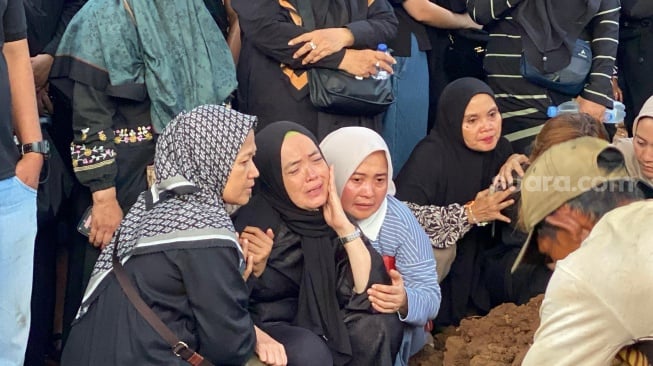Prosesi pemakaman Gustiwiw di TPU Jati Sari 2, Bekasi, Jawa Barat pada Minggu, 15 Juni 2025. [Suara.com/Tiara Rosana]