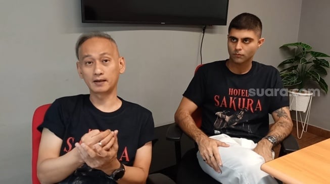 Krishto Damar (sutradara) dan Rahul Mulani (produser) saat mempromosikan film Hotel Sakura di kantor Suara.com kawasan Kuningan, Jakarta Selatan pada Jumat, 13 Juni 2025. [Suara.com/Rena Pangesti]