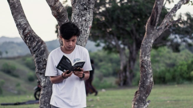Pembaca Bukan Ensiklopedia Berjalan: Hentikan Stereotip yang Melelahkan Itu