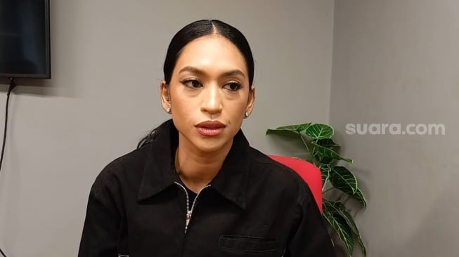 Taskya Namya saat mempromosikan film Hotel Sakura di kantor Suara.com kawasan Kuningan, Jakarta Selatan pada Jumat, 13 Juni 2025. [Suara.com/Rena Pangesti]