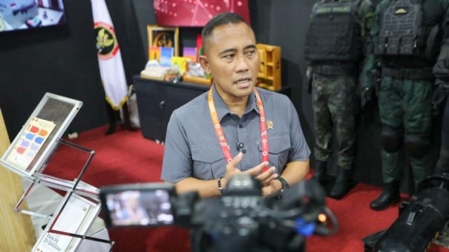 Kepala BNPT Komjen Pol Eddy Hartono saat mengunjungi booth BNPT pada ajang Indo Defence Expo and Forum 2025 di JIExpo Kemayoran, Jakarta Pusat, Jumat (13/6/2025). (ANTARA/HO-BNPT)