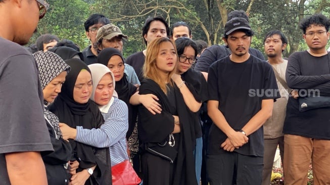 Prosesi pemakaman Gustiwiw di TPU Jati Sari 2, Bekasi, Jawa Barat pada Minggu, 15 Juni 2025. [Suara.com/Tiara Rosana]