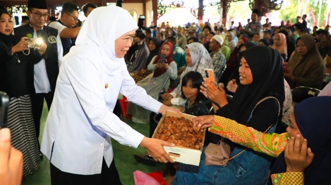 Gubernur Khofifah membagikan paket sembako dan oleh-oleh sepulang dari ibadah haji berupa sajadah, jilbab, dan kurma kepada para keluarga penerima manfaat (Dok: Pemprov Jatim)