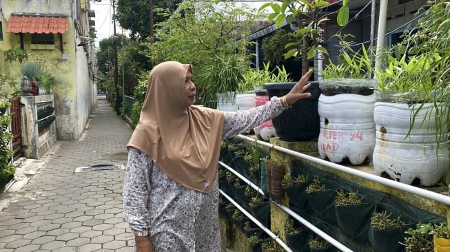 Ketua Kelompok Tani Subur Makmur Lestari, Sumarsini saat menunjukkan berbagai tanaman yang ia tumbuhkan. (dok.Istimewa)