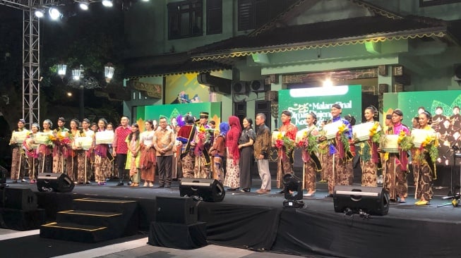 Para finalis Dimas Diajeng Kota Jogja menerima penghargaan pada ajang Final Pemilihan Dimas Diajeng Kota Jogja 2025 di Balai Kota Yogyakarta, Sabtu (14/6/2025) malam. [Baktora/Suarajogja]