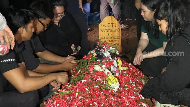 Isak Tangis Keluarga Iringi Pemakaman Gustiwiw