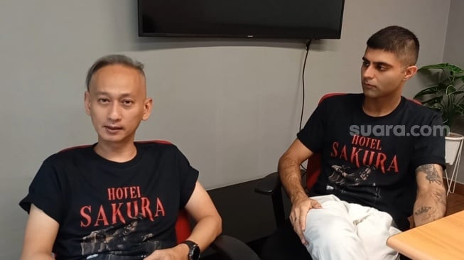 Krishto Damar (sutradara) dan Rahul Mulani (produser) saat mempromosikan film Hotel Sakura di kantor Suara.com kawasan Kuningan, Jakarta Selatan pada Jumat, 13 Juni 2025. [Suara.com/Rena Pangesti]