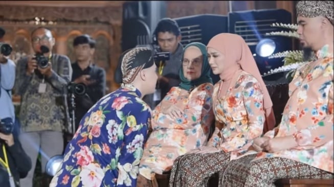 Momen Al Ghazali Sungkem dengan Mulan Jameela Saat Prosesi Siraman Tuai Sorotan: Another Level!