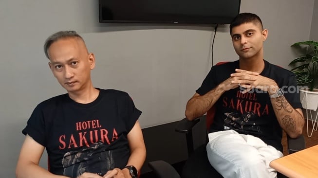 Krishto Damar (sutradara) dan Rahul Mulani (produser) saat mempromosikan film Hotel Sakura di kantor Suara.com kawasan Kuningan, Jakarta Selatan pada Jumat, 13 Juni 2025. [Suara.com/Rena Pangesti]