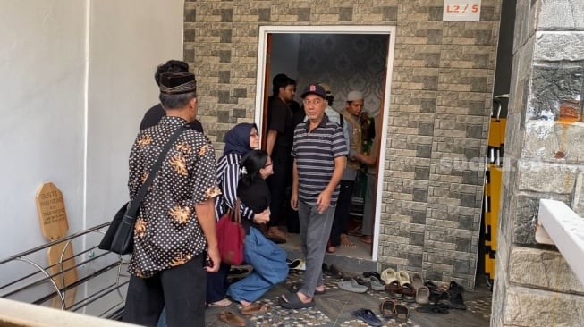 Pacar Gustiwiw, Dea ambruk melihat kedatangan jenazah Gustiwiw di rumah duka di kawasan Pondok Melati, Bekasi, Jawa Barat pada Minggu, 15 Juni 2025. [Suara.com/Tiara Rosana]