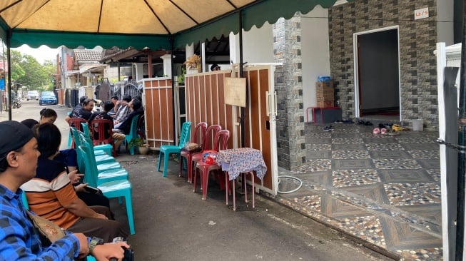 Suasana rumah duka Gusti Irwan Wibowo alias Gustiwiw di kawasan Pondok Melati, Bekasi, Jawa Barat pada Minggu, 15 Juni 2025. [Suara.com/Tiara Rosana]