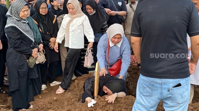 Prosesi pemakaman Gustiwiw di TPU Jati Sari 2, Bekasi, Jawa Barat pada Minggu, 15 Juni 2025. [Suara.com/Tiara Rosana]