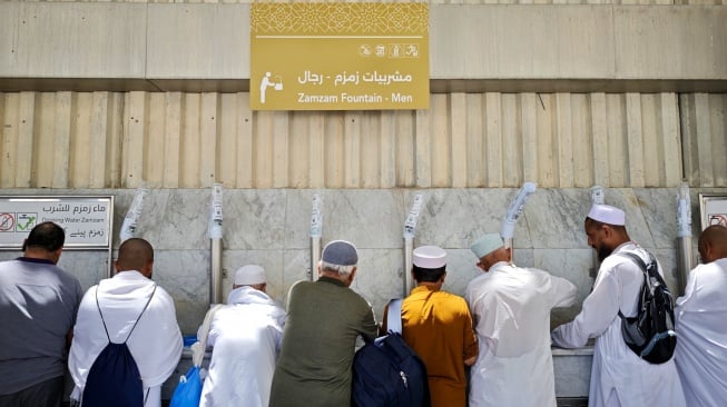 Jamaah haji mengambil air Zamzam di salah satu titik layanan di Masjidil Haram, Makkah, Arab Saudi, Minggu (15/6/2025). [ANTARA FOTO/Andika Wahyu/nym]