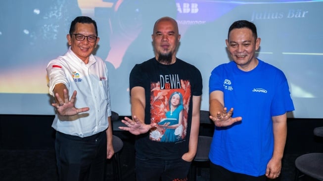 Ahmad Dhani (tengah), founder Dewa 19, menyambut hangat kesempatan tampil di event balap berkelas dunia yang sarat nilai positif (Dok: Jakarta E-Prix 2025)