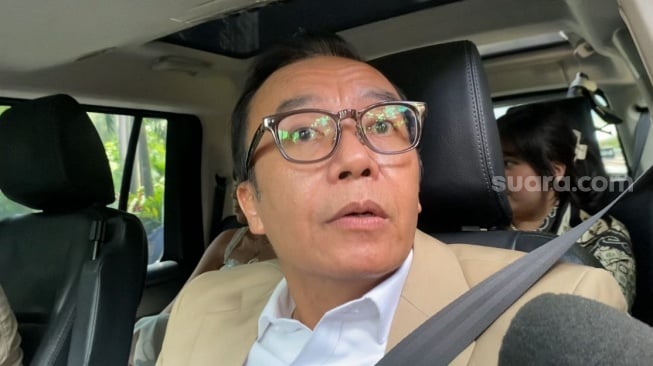 Ari Lasso saat ditemui usai akad nikah Al Ghazali dan Alyssa Daguise di Hotel The St. Regis, Setiabudi, Jakarta Selatan pada Senin, 16 Juni 2025. [Suara.com/Tiara Rosana]