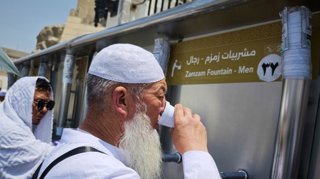 Seorang haji meminum air Zamzam di salah satu titik layanan di Masjidil Haram, Makkah, Arab Saudi, Minggu (15/6/2025). [ANTARA FOTO/Andika Wahyu/nym]