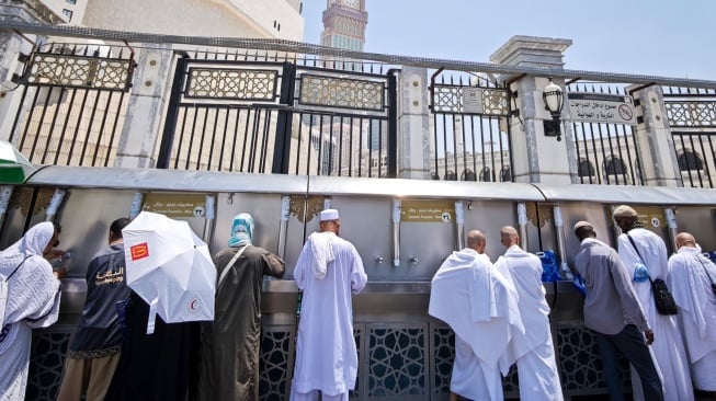 Jamaah haji mengambil air Zamzam di salah satu titik layanan di Masjidil Haram, Makkah, Arab Saudi, Minggu (15/6/2025). [ANTARA FOTO/Andika Wahyu/nym]