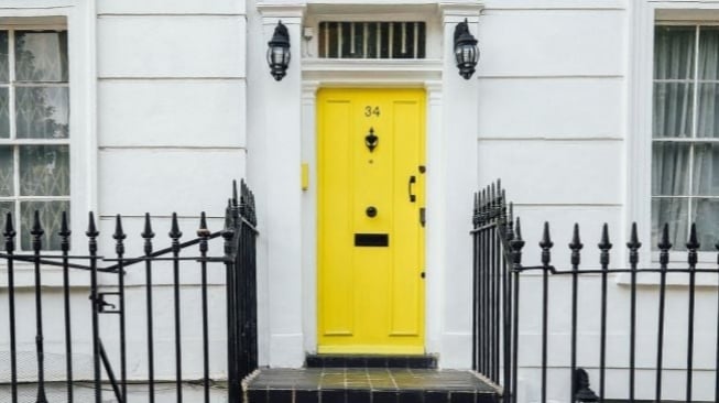 Ilustrasi pintu rumah warna kuning (Pixabay/Pexels)