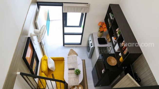 Pengunjung melihat display rumah subsidi yang telah diperkcil di Jakarta, Senin (16/6/2025). [Suara.com/Alfian Winanto]
