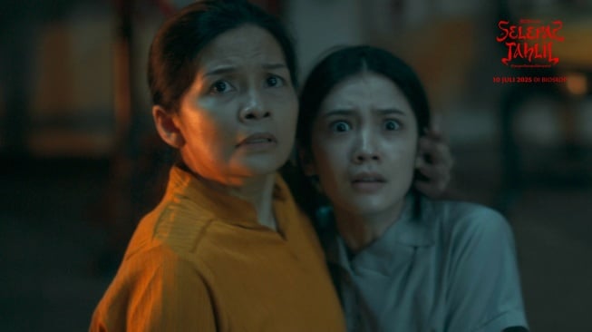 Salah satu adegan film Selpas Tahlil yang dibintangi Epy Kusnandar, Aghniny Haque, dan Bastian Steel. [Bion Studios]